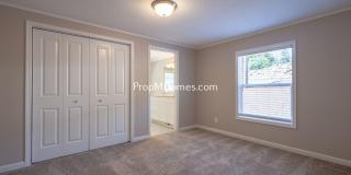 Updated Three Bedroom Home in Milwaukie - Large Fenced Yard! DEPOSIT SPECIAL Gallery 11