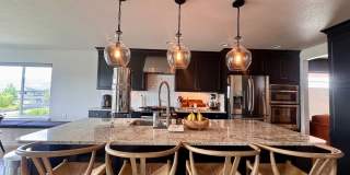 LUXURY 4 Bedroom home in NORTHGATE with Mountain Views Gallery 17
