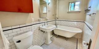 Beautiful 2 bed 1 bath home in University Heights Gallery 13