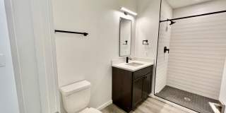 725 W Pratt Gallery 1