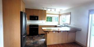 Bayview Condo 2 Bedrooms with Gas Fireplace  - S State St Gallery 18