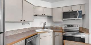 Spacious, Renovated Downtown Condo with Breathtaking Views of the City! Gallery 5