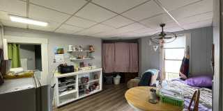 Upper Studio Close to Downtown Gallery 1