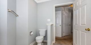 Excellent Elevator Condo for Lease Gallery 18