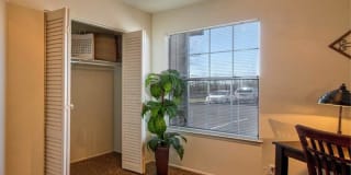 Oak Tree Park Apartments Gallery 7