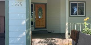 3BD 2BTH w/2 Car Garage & Landscaped Yard Gallery 3