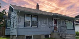 Three Bedroom, Two Bathroom House with Fenced Yard and Outdoor Fireplace Gallery 1