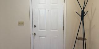 Beautifully updated 3-bedroom 1 bath duplex in Springfield! Gallery 39
