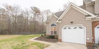 MOVE IN READY Townhome in the Heart of Suffolk! Gallery 1