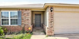 Beautiful 3-Bedroom Home with Easy Access to I-35 & I-240 Gallery 5