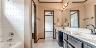 Spacious Home + East Edmond + 4 bedrooms Gallery 36