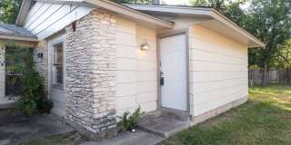 Two Bedroom Duplex - Minutes to N Lamar and Mopac Two Bedroom Duplex - Minutes to N Lamar and Mopac Gallery 1