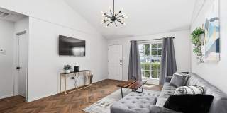 Centrally located apartment with pool! Gallery 1
