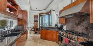 Exquisite Waterfront Gem. Gallery 18