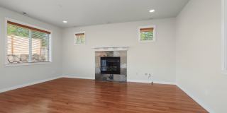 4BR, 2.5 Bath + Loft DuPont Home Gallery 11