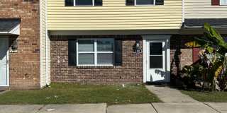 Newly Renovated Townhouse! 320 Myrtlewood Circle Gallery 1