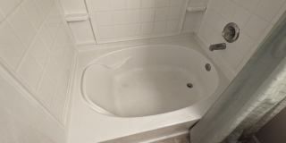AWESOME 2-BEDROOM CONDO INCL. GARAGE, SWIMMING POOL, WASHER & DRYER! Gallery 15