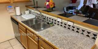 Furnished 2 Bedroom Condo with Community Pool Close to the UofA! (Speedway/Euclid) Gallery 5