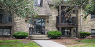 Spacious 1 bedroom garden style condo at King's Court Condominiums Gallery 1