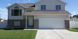 Beautiful home with 2 car garage Gallery 1