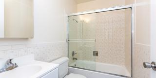 Inner Sunset: Bright 2nd Floor Studio w/ Laundry Onsite Gallery 13