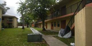 2-1 end unit Apartment in Tamarac-central a/c Gallery 1