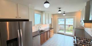 UPDATED LARGE BRIGHT 1250sf 2BR/1BA/1GR Crocker Home  AVAILABLE NOW Gallery 21
