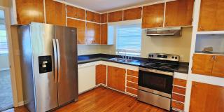 Wonderful 60s Throwback 2/2 on large corner lot with fenced yard Gallery 1