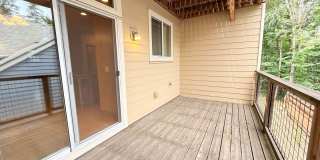 Spacious 3 Bedroom Townhome with Huge Bonus Room! Gallery 9