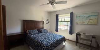 Beautiful 3 bedroom 2.5 bathroom pool home Gallery 24