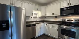 Cute Studio, Big Porch, Great Location! Gallery 5