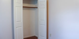 Charming 4 bedroom, 2 bathroom home in Greensboro w lake front views Gallery 21