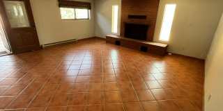 East- 3 bedroom/ 2 bathroom home with sparkling pool! Gallery 8