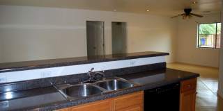 Modern 4 Bed 5 Bath Near UofA – Private Baths & Off-Street Parking Gallery 10