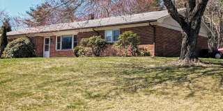 4 Bedroom Ranch- Close to Town! Gallery 1
