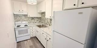 Beautifully Updated Corner Unit with Mountain Views in Palm Springs Villas I Gallery 1