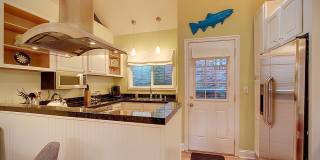 Furnished Cozy Bungalow Style Condo in Capitol Hill Gallery 6