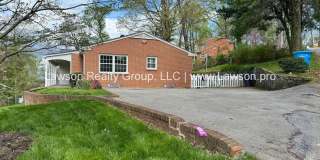 Spacious South Roanoke Home with Lawn Care Included Gallery 9