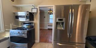 3 Bedroom/1.5 bath house with Basement and Fenced Backyard! Gallery 1