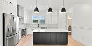 GORGEOUS Like NEW 4/3.5 CUSTOM TOWNHOME Gallery 9