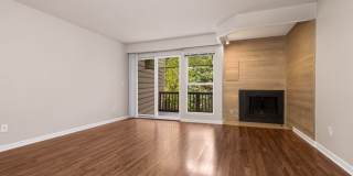 Bright 2 Bedroom Townhouse with Creek Views and Excellent Commuter Location Gallery 6