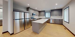 Single-Family House: 8-Beds, 4-Baths Gallery 1