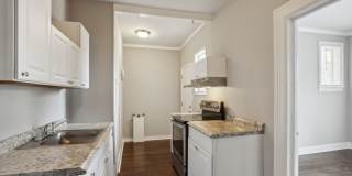 Large 2BR/1BA Downtown Home Walking Distance to Forsyth Park and Daffin Park Gallery 10