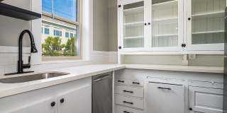 Elegant Renovation! HUGE 1 Bed 1 Bath Available Now! Gallery 39