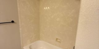 PETS ALLOWED - GREAT UNIT BETWEEN MEDFORD AND CENTRAL POINT AVAILABLE NOW Gallery 21
