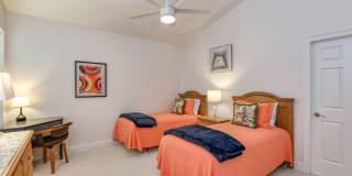 Luxury 4-bedroom - 4 bath with garage Gallery 23
