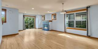 Stylish 3BR/3.5BA Townhome with Vaulted Ceilings & Attached Garage Gallery 12