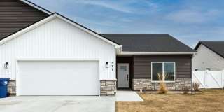 BEAUTIFUL 3 Bed 2 Bath Twin home in Sugar city! Gallery 1