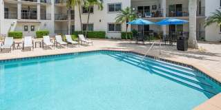 ** SPACIOUS 2BR\2 BA UNFURNISHED CONDO IN PRIME CENTRAL NAPLES LOCATION - CLOSE TO BEACH -- 1ST FLOOR UNIT ** Gallery 1