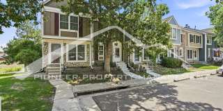 Spacious Townhome in Aurora with AC and Patio! Gallery 1